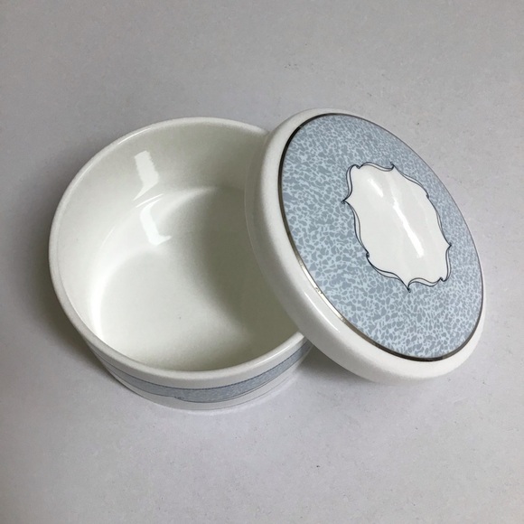 Wedgwood Porcelain Powder Box VENICE Trinket Jewelry Signed Vanity Boudoir Round - Picture 1 of 16